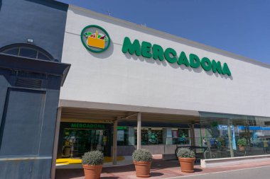 BARCELONA, İspanya - 30 Mart 2021: TERRASSA şehrindeki PARC VALLES alışveriş merkezindeki Mercado gıda süpermarketinin görüntüsü