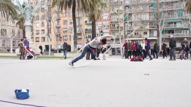 Barcelona Spanje Februari 2018 Straatacrobaat Met Een Fietswiel Voor Mensen — Stockvideo