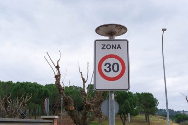 Bir direğin tepesinde Bölge 30 trafik tabelası