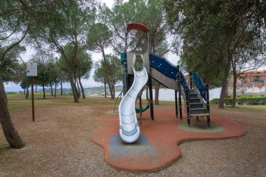 Çocuk oyun parkında kaydıraklı kale oyunu