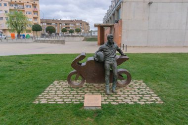 Sant fruitos de Bages, İspanya - 19 Mart 2022: Pilot Carlos Checa anısına heykel