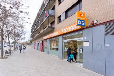 Sant fruitos de Bages, İspanya - 19 Mart 2022: Consum süpermarketine giren insanlar