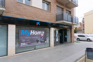 Sant fruitos de Bages, İspanya - 19 Mart 2022: Banka ve caixabank ofisleri ve içinde ATM 'ler