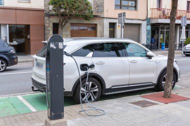 Sant fruitos de Bages, İspanya - 19 Mart 2022: Kamu yolundaki şarj istasyonunda elektrikli araba
