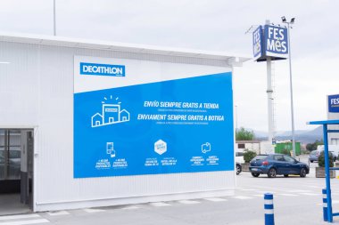Manresa, İspanya - 19 Mart 2022: Dekatlon spor mağazasının İspanyolca ve Katalanca bilgilendirici posteri