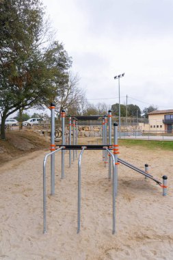Kamu parkındaki tüm seviyeler için jimnastik yapıları