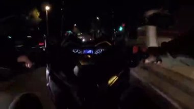 Sürücünün bakış açısı, gece sokakta motosiklet sürerken aşırı kayma.