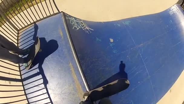 Homem Pov Caindo Com Skate Partir Topo Meio Tubo — Vídeo de Stock