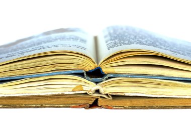 üç eski açık kitap