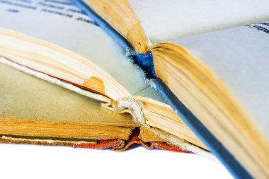 açılan closeup üçlü eski kitaplar omurga