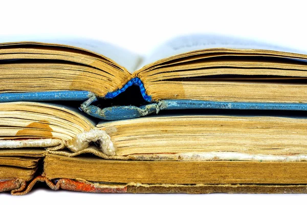 Primo piano di tre vecchi libri aperti spina dorsale — Foto Stock