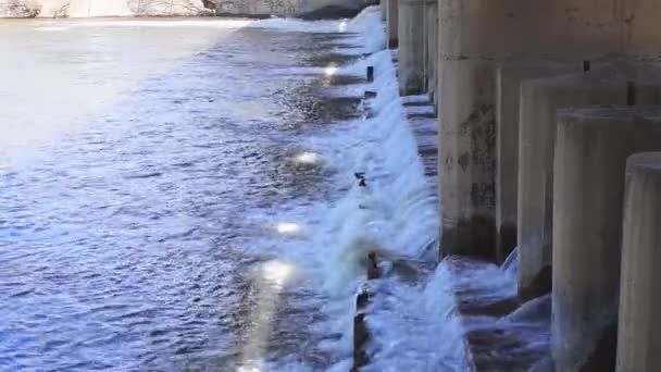 Acqua che scorre da una piccola diga . — Video Stock
