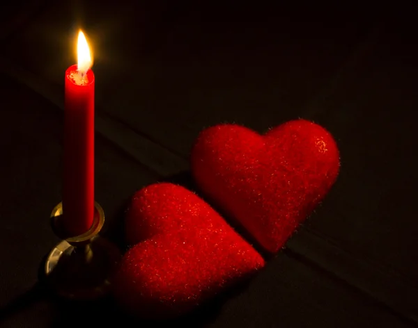 Vela ardiente con dos corazones — Foto de Stock