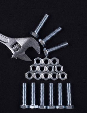 Vidalar ve fındık ile ayarlanabilir anahtarı