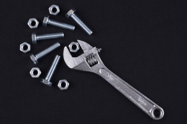 Vidalar ve fındık ile ayarlanabilir anahtarı