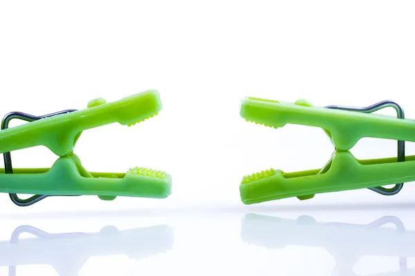 Zwei krokodilartige Wäscheklammern — Stockfoto