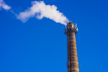 Sigara tuğla üstüne mobil anten ile kule