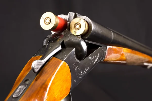 Opened double-barrelled hunting gun with two cartridges — Stock Photo, Image