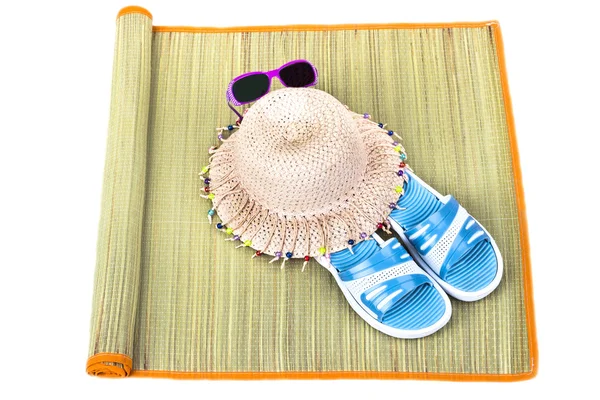 accesorios de playa en estera de paja sobre blanco