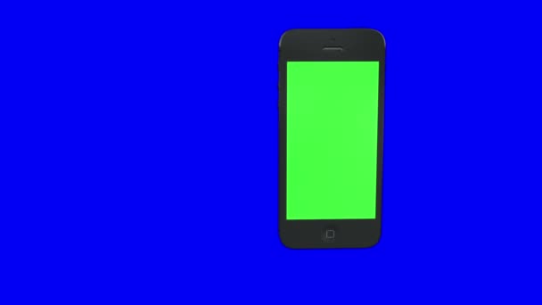 Vídeo del teléfono celular girando, con pantalla verde, sobre fondo azul para croma key — Vídeo de stock