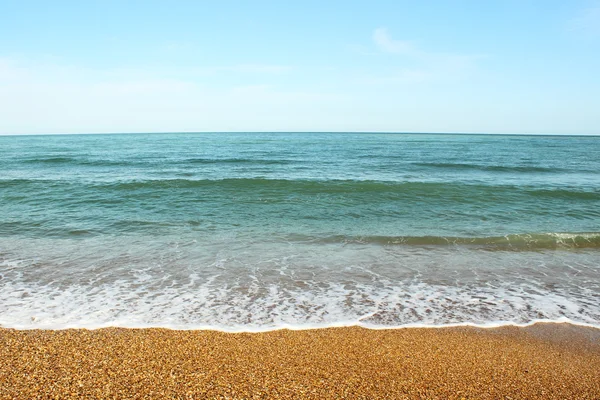 Pebble beach and sea waves — Stock Photo, Image