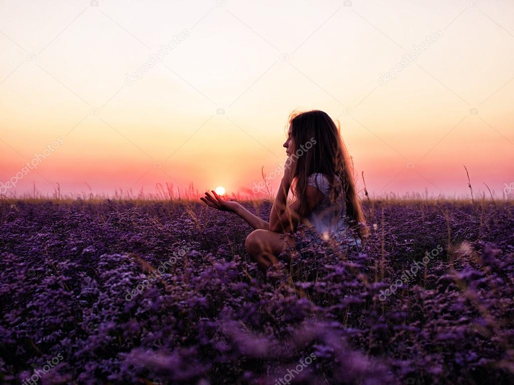 紫色の花 ピンク夕焼けの分野の若い女の子 ストック写真 C Tanyamazanko