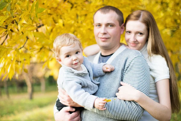 Familia feliz en el parque de otoño — Foto de Stock