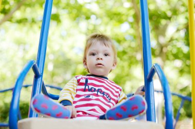 sevimli küçük çocuk bir salıncak üzerinde sürme