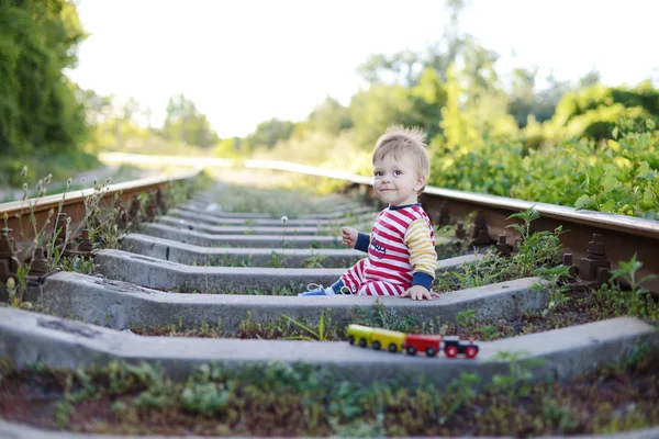 Ein kleiner netter Junge auf der Eisenbahn — Stockfoto