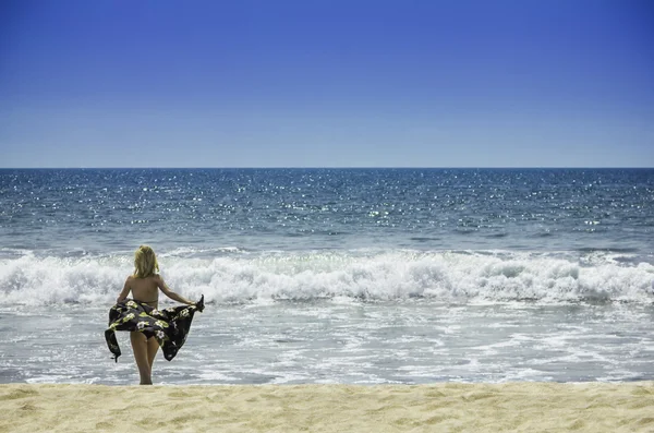 güzel genç seksi kız kadın bikini plaj seyahat etmek tatil sağlıklı vücut ve özgürlük kavramı üzerinde