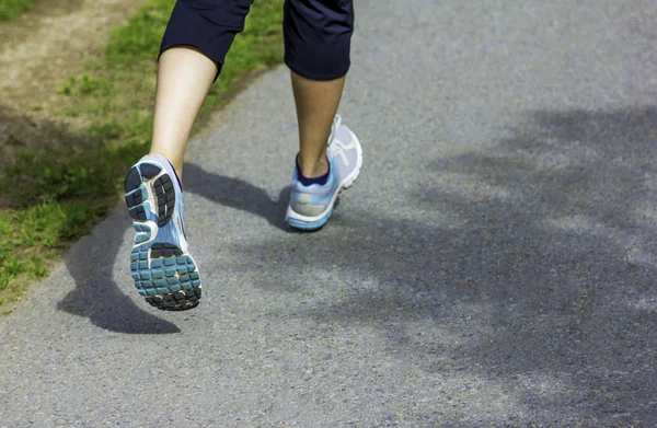 Runner - koşu ayakkabıları closeup rayları üzerinde kavramı koşu yolu fitness koşu egzersiz sağlıklı yaşam fitness üzerinde çalışan ayak ayakkabılar.