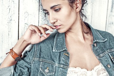 moda güzel bir genç kadının portresi