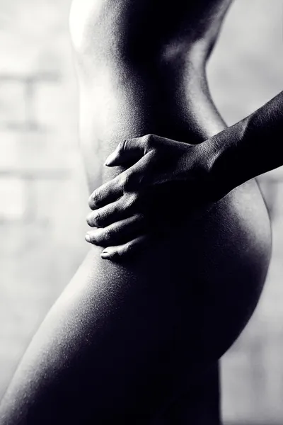 Foto in bianco e nero di un corpo femminile nudo — Foto Stock