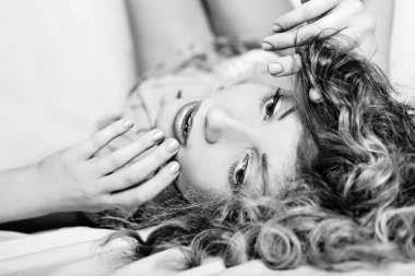 Siyah ve beyaz kadın