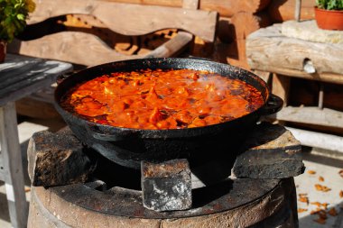 Bir tencere çorba ateşte pişiyor.