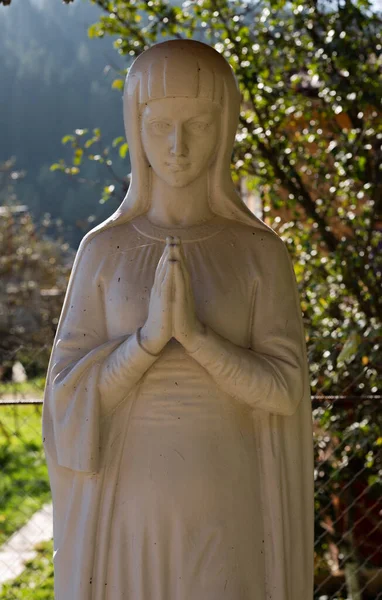 Sainte Marie Sculpture Dans Jardin — Photo