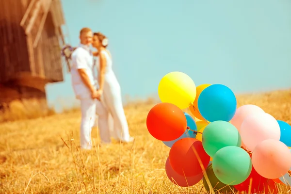 Bruidspaar met ballonnen — Stockfoto