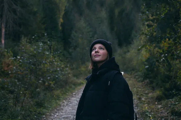 Jeune Femme Marchant Dans Les Bois — Photo