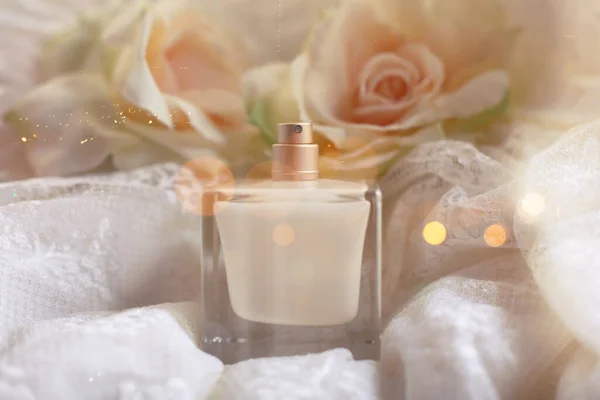 Garrafa Perfume Rosas — Fotografia de Stock