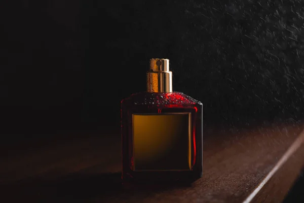 Pulverizando Perfume Luxo Fundo Preto — Fotografia de Stock