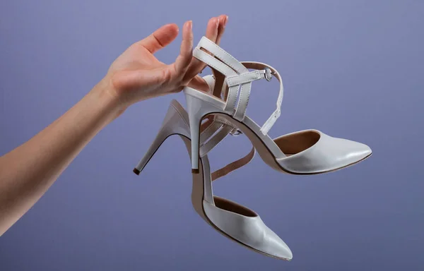 Elegantes Zapatos Blancos Para Mujer Sobre Fondo Lila — Foto de Stock