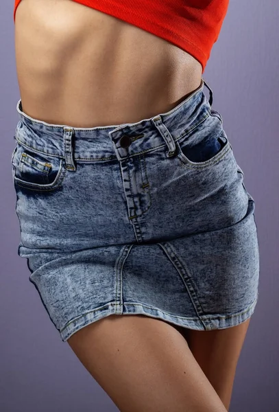 Ragazza Sexy Con Una Gonna Corta Denim — Foto Stock