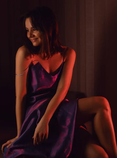 美しいです笑顔女の子で紫のドレス — ストック写真