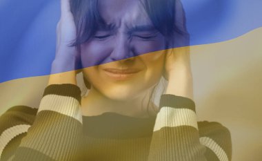 Ukrayna bayrağı taşıyan kız. Lütfen savaşı durdurun.