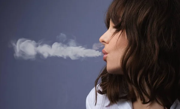 吸烟的女孩 吸烟有害健康 — 图库照片