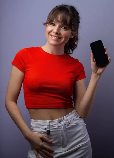 Femeia Zâmbitoare Arătând Spre Smartphone — Fotografie, imagine de stoc