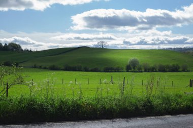 Bahar tepesi gökyüzüne karşı