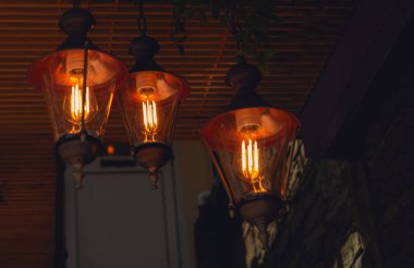 Fenerler şeklinde lambalar.