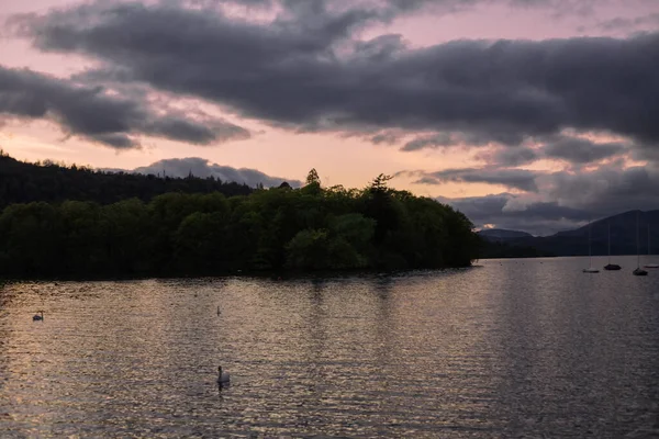 Gölün kıyısında gün batımı. Doğa manzarası. Kuzey Avrupa Doğası.