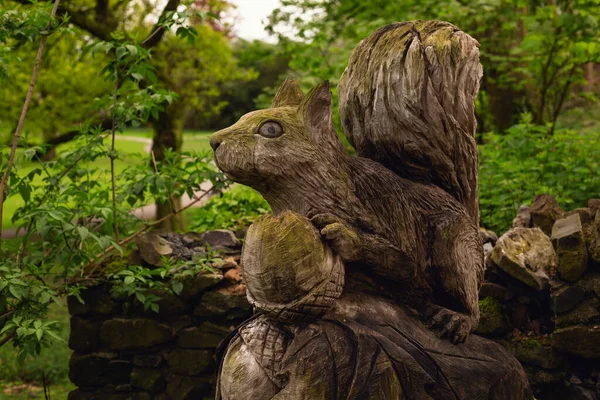 Tahtadan oyulmuş fındıklı sincap.